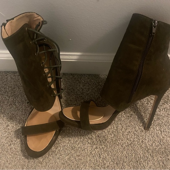 Hunter green Olivia Ferguson stunning Heels - Picture 2 of 3